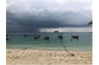 Берегом одночасно пройшлися 4 торнадо: аномалія у Таїланді (відео, фото)