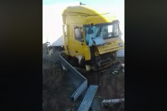 На Волині вантажівка злетіла з дороги, водій помер за кермом (відео)