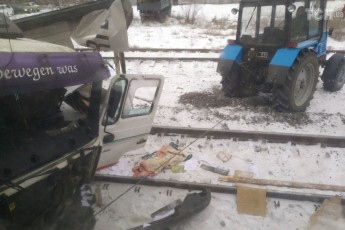 Потяг протаранив фуру, яка застрягла через снігопад (фото)