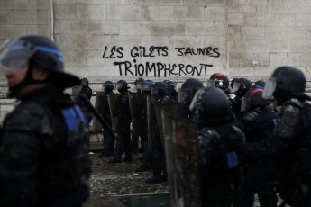 Через масові протести у Франції хочуть запровадити надзвичайний стан