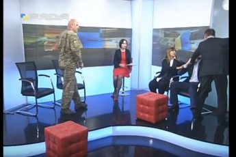 Бійка нардепів: скандальний Барна накинувся на опонента в прямому ефірі (відео)