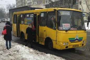Сервіс по-українськи: водій маршрутки справив нужду прямо у салоні транспортного засобу (фото 18+)