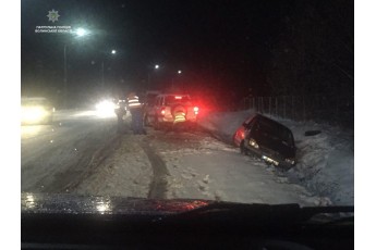 У селі під Луцьком через ожеледицю автівка злетіла з дороги (фото)