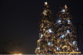 У Луцьку засвітили головні ялинки міста (фото)