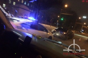 У Луцьку на проспекті Грушевського − ДТП, від удару авто розвернуло поперек дороги (фото)