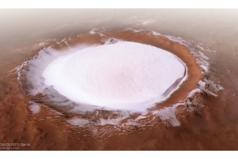 Показали вражаючі фото засніженого кратеру на Марсі