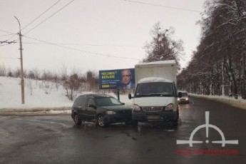У Луцьку на перехресті зіткнулись вантажівка та легковик (фото)