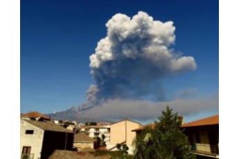 В Італії прокинувся найбільший активний вулкан Етна (відео)