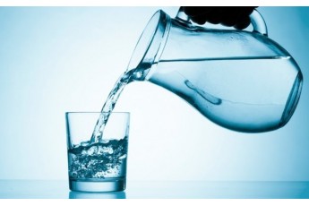 Вчені назвали популярні міфи про вживання води