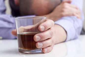 Як врятувати людину, яка отруїлась алкоголем: поради медика