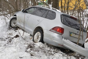 На Волині два автомобілі опинились в кюветі через погані умови на дорозі