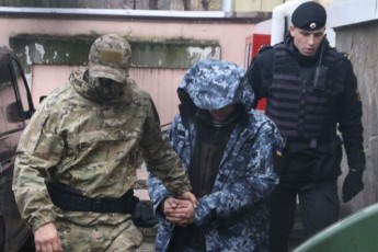 Родини полонених українських моряків отримали по 100 тисяч гривень