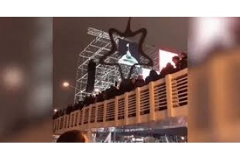Міст з десятками людей обвалився під гімн Росії на святкуванні Нового року у Москві (відео)