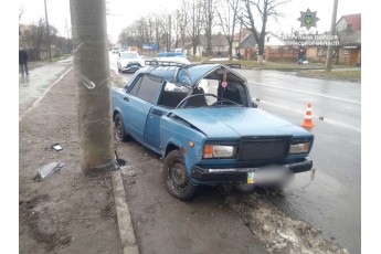 Вирізали з авто: у Луцьку п’яний водій протаранив електроопору (Деталі)