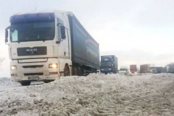 Наслідки негоди: українців попередили про перекриття доріг через снігопади