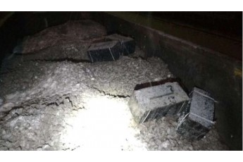 Волинські прикордонники знайшли 13 ящиків сигарет у вагонах зі щебнем (фото)