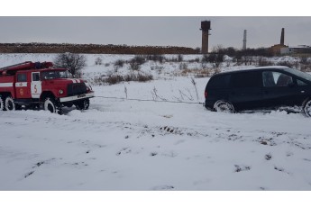 Через погодні умови на Волині автівка злетіла у кювет (фото)