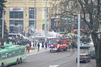 У центрі Луцька у тролейбуса під час руху загорілося колесо (Відео)
