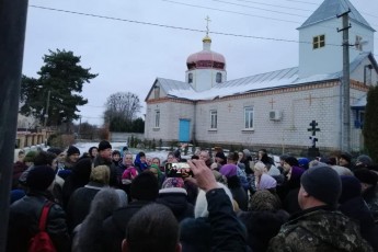 Парафіяни не пустили до храму єпископа Московського патріархату на Волині