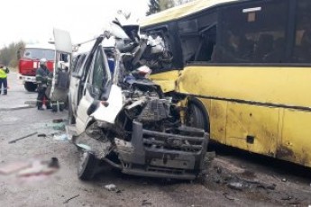 Рейсовий автобус потрапив у моторошну аварію: загинула ціла сім’я, двоє поранених (фото)