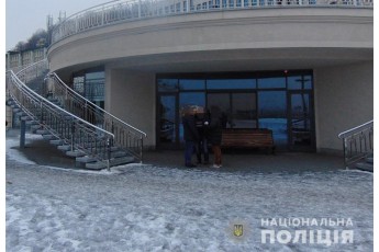Невідомі прикували перехожого та пограбували у Києві (Фото)