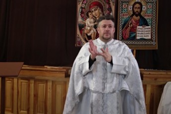 Усе заради доньки: священик править службу мовою жестів у Тернополі