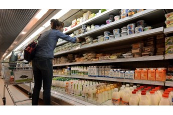 Дорожче, ніж у Польщі: порахували, скільки коштує молочка в Україні