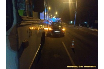 ДТП у Луцьку: зіткнулись легковик та тролейбус (фото)