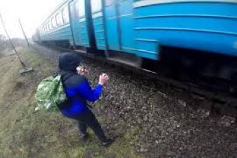Задля розваги: двоє підлітків лягли під поїзд, який рухався у Рівному (відео)