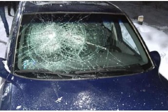 Побиті журналісти та знищене авто: 