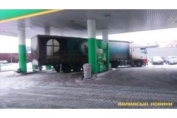У Луцьку вантажівка зачепила бензоколонку та заблокувала роботу АЗС (фото)