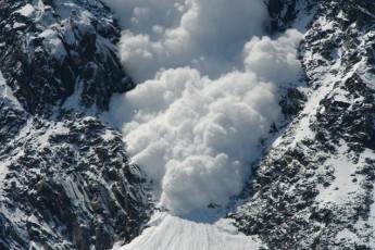 Снігова лавина накрила трьох туристів у Карпатах