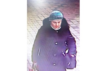 У Луцьку в одному з магазинів злодійка витягла телефон з кишені у жінки (фото)