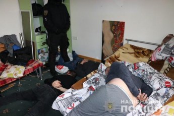 Четверо грузинів катували українця через неіснуючий борг (Фото, відео затримання)