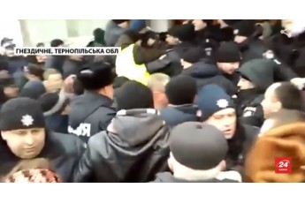 Священика МП побили під час релігійного конфлікту на Тернопільщині (відео)
