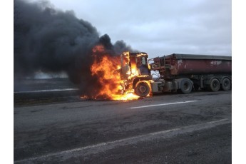 На Волині згоріла вантажівка на дорозі (фото)
