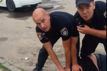 По голові та обличчю: скандально відомий луцький патрульний жорстоко побив водія авто (відео)