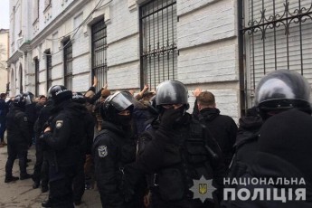 Близько 40 осіб штурмували управління поліції в Києві (Фото)