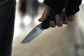 Поліцейський, погрожуючи ножем відібрав у дитини телефон