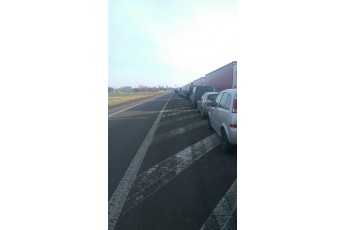 На українському кордоні 15-кілометрові черги з 