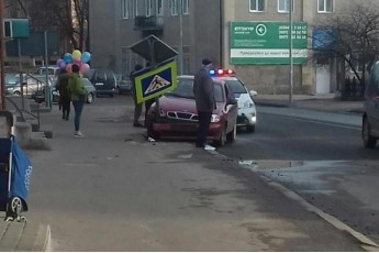 У місті на Волині п'яний водій за кермом збив дорожній знак (фото)