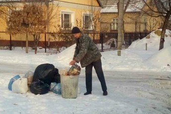 Жителі навколишніх сіл Луцька підкидають сміття на проїжджі частини міста