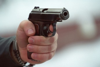 Тричі вистрілив з пістолета та перерізав горло: у Луцьку засудили рівненчанина, який намагався розправитись зі своєю дівчиною (відео)