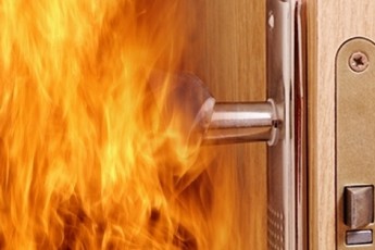 У місті на Волині підприємцю підпалили вхідні двері квартири