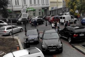 На центральних вулицях Луцька пропонують обмежити в'їзд та повну заборону паркування автомобілів