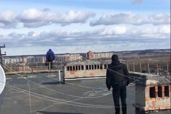 Чоловік намагався стрибнути з багатоповерхівки на Донеччині