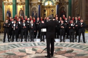 Російський хор заспівав про атомне бомбардування США у соборі (відео)