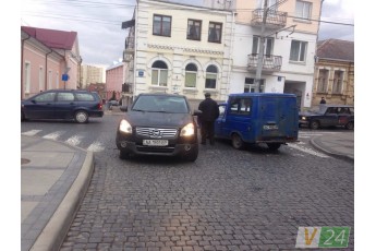 У Луцьку на розі вулиць зіткнулись два авто (фото)