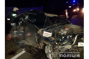 Легковик протаранив вантажівку на Рівненщині, є загиблий (Фото)