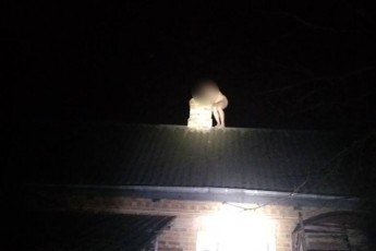 У Луцьку голий чоловік хотів стрибнути з даху будинку